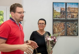 LŽS pirmininkas Dainius Radzevičius sveikina Liliją Valatkienę su parodos atidarymu. L.Skirpsto nuotr. LŽS pirmininkas Dainius Radzevičius sveikina Liliją Valatkienę su parodos atidarymu. L.Skirpsto nuotr.